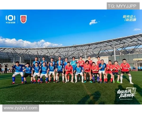 足球明星热情欢迎新伙伴展现团结与友谊的精神